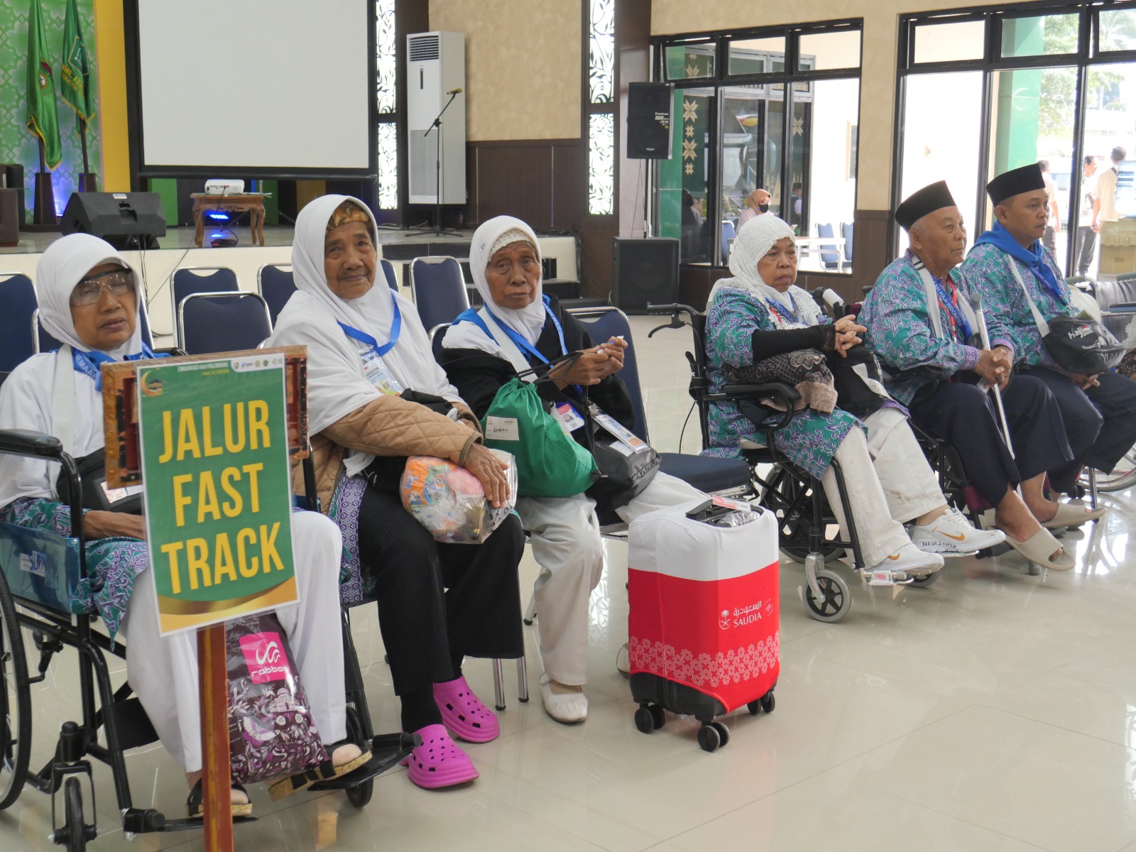 Jamaah Calon Haji Kloter 1 Asal OKU Timur tiba di Asrama Haji Palembang, Jumat (26/5)