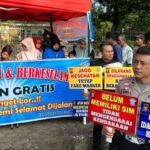 Satlantas Polrestabes Palembang membuka warung berbagi dan keselamatan di kawasan Kambang Iwak Palembang, Jumat (26/5/2023)