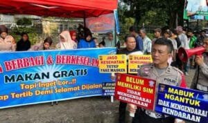 Satlantas Polrestabes Palembang membuka warung berbagi dan keselamatan di kawasan Kambang Iwak Palembang, Jumat (26/5/2023)