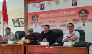 Wakil Ketua Dewan Pers, Agung Dharmajaya (dua dari kanan) saat memberikan arahan pada diskusi Dewan Pers dan SMSI Bali.