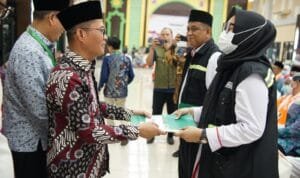 Kakanwil Kemenag Sumsel Syafitri Irwan melepas keberangkatan Jamaah Calon Haji Kloter 2 Embarkasi Palembang (28/5).