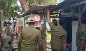 Satuan Polisi Pamong Praja (Sat Pol PP) Kota Palembang saat menertibkan PKL liar di kawasan Jalan Way Hitam Palembang Satuan Polisi Pamong Praja (Sat Pol PP) Kota Palembang saat menertibkan PKL liar di kawasan Jalan Way Hitam Palembang
