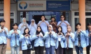 Ketua Prodi Jurnalistik Dr. Nurseri Hasang Nasution dampingi Sekretaris Jufrizal menyerahkan sembilan mahasiswa magang di Kantor Ombudsman Perwakilan Sumatera Selatan (Sumsel) Ketua Prodi Jurnalistik Dr. Nurseri Hasang Nasution dampingi Sekretaris Jufrizal menyerahkan sembilan mahasiswa magang di Kantor Ombudsman Perwakilan Sumatera Selatan (Sumsel)