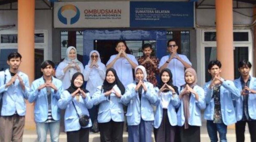 Ketua Prodi Jurnalistik Dr. Nurseri Hasang Nasution dampingi Sekretaris Jufrizal menyerahkan sembilan mahasiswa magang di Kantor Ombudsman Perwakilan Sumatera Selatan (Sumsel)