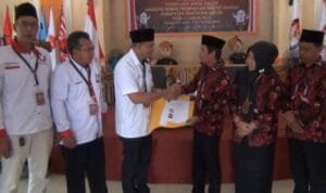 Ketua DPD Perindo Banyuasin Nuradi saat menyerahkan berkas bacaleg ke Ketua KPU Banyuasin, Jumat (12/5/2023) Ketua DPD Perindo Banyuasin Nuradi saat menyerahkan berkas bacaleg ke Ketua KPU Banyuasin, Jumat (12/5/2023)