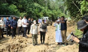 Gubernur Herman Deru bertolak menuju Kecamatan Cengal Kabupaten OKI, Jumat (2/6/2023)  untuk meninjau langsung kondisi sejumlah ruas jalan di kecamatan tersebut yang menurut laporan mengalami kerusakan cukup parah