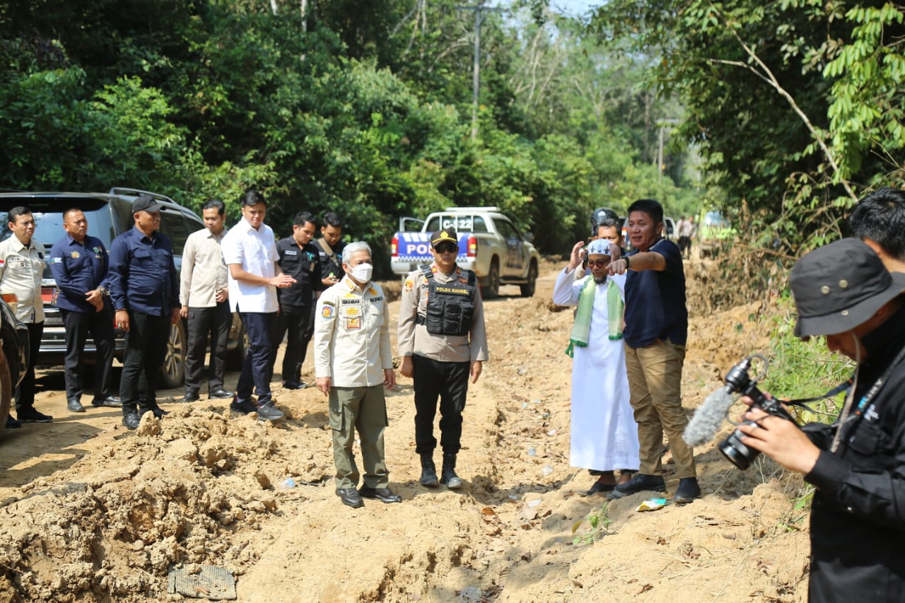 Gubernur Herman Deru bertolak menuju Kecamatan Cengal Kabupaten OKI, Jumat (2/6/2023)  untuk meninjau langsung kondisi sejumlah ruas jalan di kecamatan tersebut yang menurut laporan mengalami kerusakan cukup parah