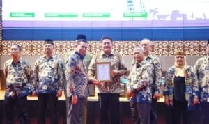 Herman Deru menerima penghargaan Adhi Bhakti Tani Nelayan Maha Utama 