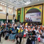 Sebanyak 95 dari 359 jemaah kelompok terbang (kloter) 14 Embarkasi Palembang melalui fast track saat tiba di Asrama Haji Palembang, Minggu (11/06)