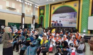 Sebanyak 95 dari 359 jemaah kelompok terbang (kloter) 14 Embarkasi Palembang melalui fast track saat tiba di Asrama Haji Palembang, Minggu (11/06)