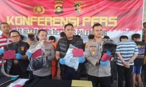Direskrimum Polda Sumsel, Kombes Pol M Anwar Reksowidjojo dampingi Kapolrestabes Palembang Kombes Pol Kombes Pol Haryo Sugihhartono dan Kasat Reskrim AKBP Haris Dinzah saat menggelar keterangan pers