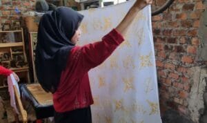 Lela, seorang warga Tanjung Enim, memberanikan diri untuk mendirikan usaha kerajinan batik dengan nama LA Batik Kujur pada awal 2019 setelah sebelumnya mengikuti pelatihan membatik yang diselenggarakan PT Bukit Asam Tbk (PTBA)