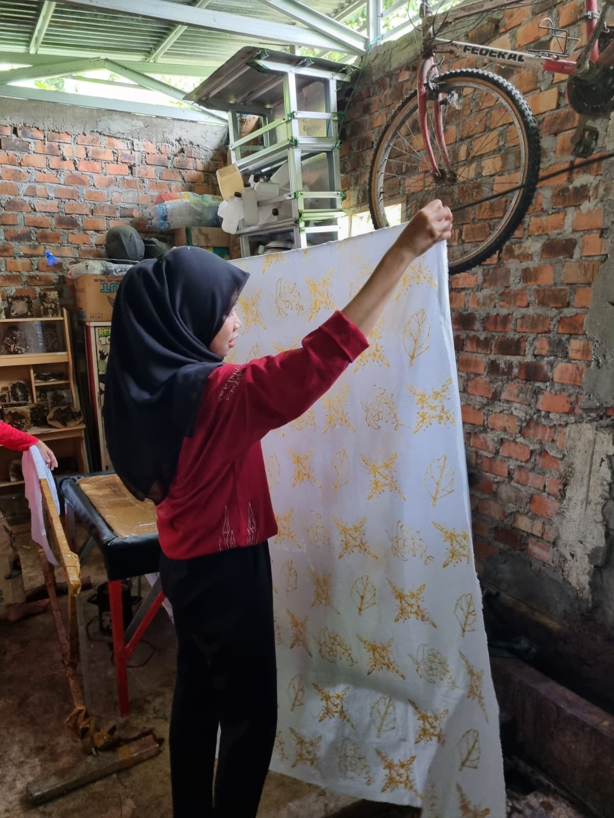 Lela, seorang warga Tanjung Enim, memberanikan diri untuk mendirikan usaha kerajinan batik dengan nama LA Batik Kujur pada awal 2019 setelah sebelumnya mengikuti pelatihan membatik yang diselenggarakan PT Bukit Asam Tbk (PTBA)