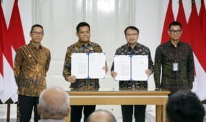 PT PLN (Persero) dengan Pemprov DKI menandatangani Kesepakatan Bersama untuk mengolah sampah kota DKI Jakarta menjadi Bahan Bakar Jumputan Padat di Balaikota DKI Jakarta, Kamis (8/6)
