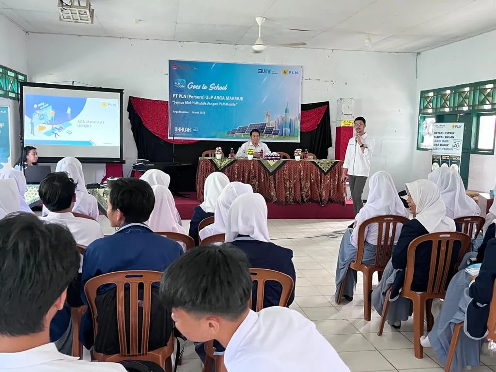 PLN Unit Layanan Pelanggan Argamakmur melaksanakan Program PLN Mobile Goes to School ke SMA Negeri 1 Kabupaten Bengkulu Utara
