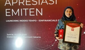 Direktur Keuangan dan Manajemen Risiko PT Bukit Asam Tbk (PTBA) Farida Thamrin saat menerima penghargaan dalam acara Malam Apresiasi Emiten Direktur Keuangan dan Manajemen Risiko PT Bukit Asam Tbk (PTBA) Farida Thamrin saat menerima penghargaan dalam acara Malam Apresiasi Emiten