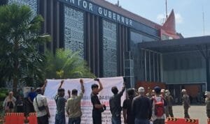 Central Investigation Carruption menggelar aksi demonstrasi di kantor Gubernur Sumsel, Selasa (27/6/2023)