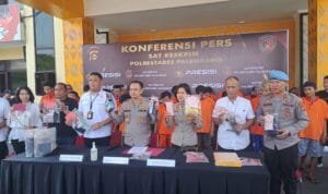 Kombes Pol Harryo Sugihhartono didampingi Kasat Reskrim AKBP Haris Dinzah saat menggelar keterangan pers, Rabu (28/6/2023)