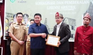 Gubernur Sumsel Herman Deru saat Penyerahan Simbolis Lisensi Arsitek dan Pembekalan Lisensi Arsitek di Hotel Beston Palembang, Selasa (11/7)