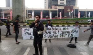 Sejumlah orang yang mengatasnamakan Gerakan Mahasiswa Pemerhati Listrik Nasional (Gema PLN) menggelar aksi di kantor PLN Pusat, Jl. Trunojoyo Blok M I/135 Jakarta Selatan, Rabu (5/7/2023). 