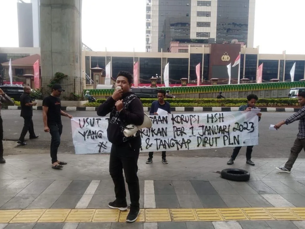 Sejumlah orang yang mengatasnamakan Gerakan Mahasiswa Pemerhati Listrik Nasional (Gema PLN) menggelar aksi di kantor PLN Pusat, Jl. Trunojoyo Blok M I/135 Jakarta Selatan, Rabu (5/7/2023). 