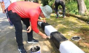 Kegiatan gotong royong membersihkan kawasan Stadion Aji Imbut di Tenggarong Seberang
