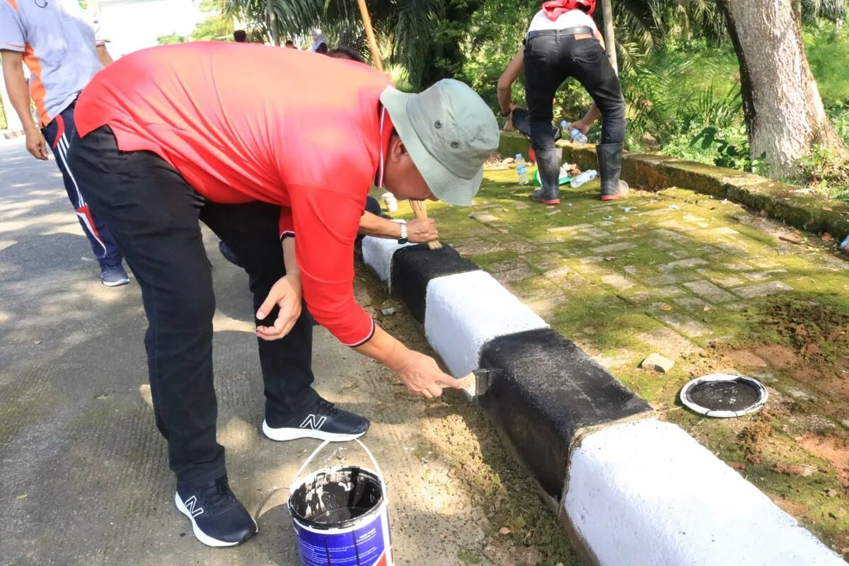 Kegiatan gotong royong membersihkan kawasan Stadion Aji Imbut di Tenggarong Seberang