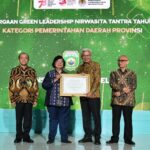 Menteri LHK RI, Prof Dr  Ir Siti Nurbaya MSc saat memberikan penghargaan Green Leeadership pada ajang NIRWASITA TANTRA kepada Wakil Gubernur Sumsel Mawardi Yahya , Selasa (29/8/2023)