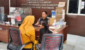 Firga Wenti (27) mendatangi Sentra Pelayanan Kepolisian Terpadu (SPKT) Polrestabes Palembang