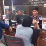 RA (20) dampingi penasehat hukumnya Fuad dan Ridwan mendatangi Sentra Pelayanan Kepolisian Terpadu (SPKT) Polrestabes Palembang