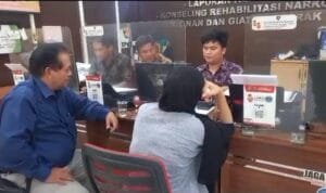 RA (20) dampingi penasehat hukumnya Fuad dan Ridwan mendatangi Sentra Pelayanan Kepolisian Terpadu (SPKT) Polrestabes Palembang