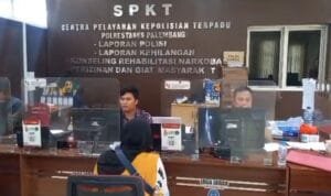 Seorang ibu rumah tangga (IRT) DPI (43), warga Kecamatan Ilir Timur (IT) II Palembang saat melaopr ke SPKT Polrestabes Palembang