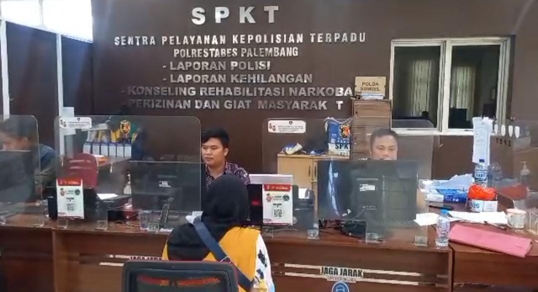 Seorang ibu rumah tangga (IRT) DPI (43), warga Kecamatan Ilir Timur (IT) II Palembang saat melaopr ke SPKT Polrestabes Palembang