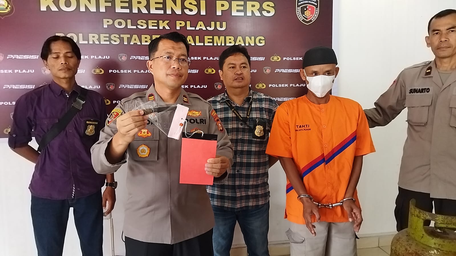 Unit Reskrim Polsek Plaju Palembang saat menggelar konferensi pers