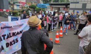 Puluhan massa dari Aliansi Seniman Menggugat (ASEM) melakukan aksi demonstrasi di Kantor Gubernur Sumatera Selatan (Sumsel), Selasa (29/8) pagi.