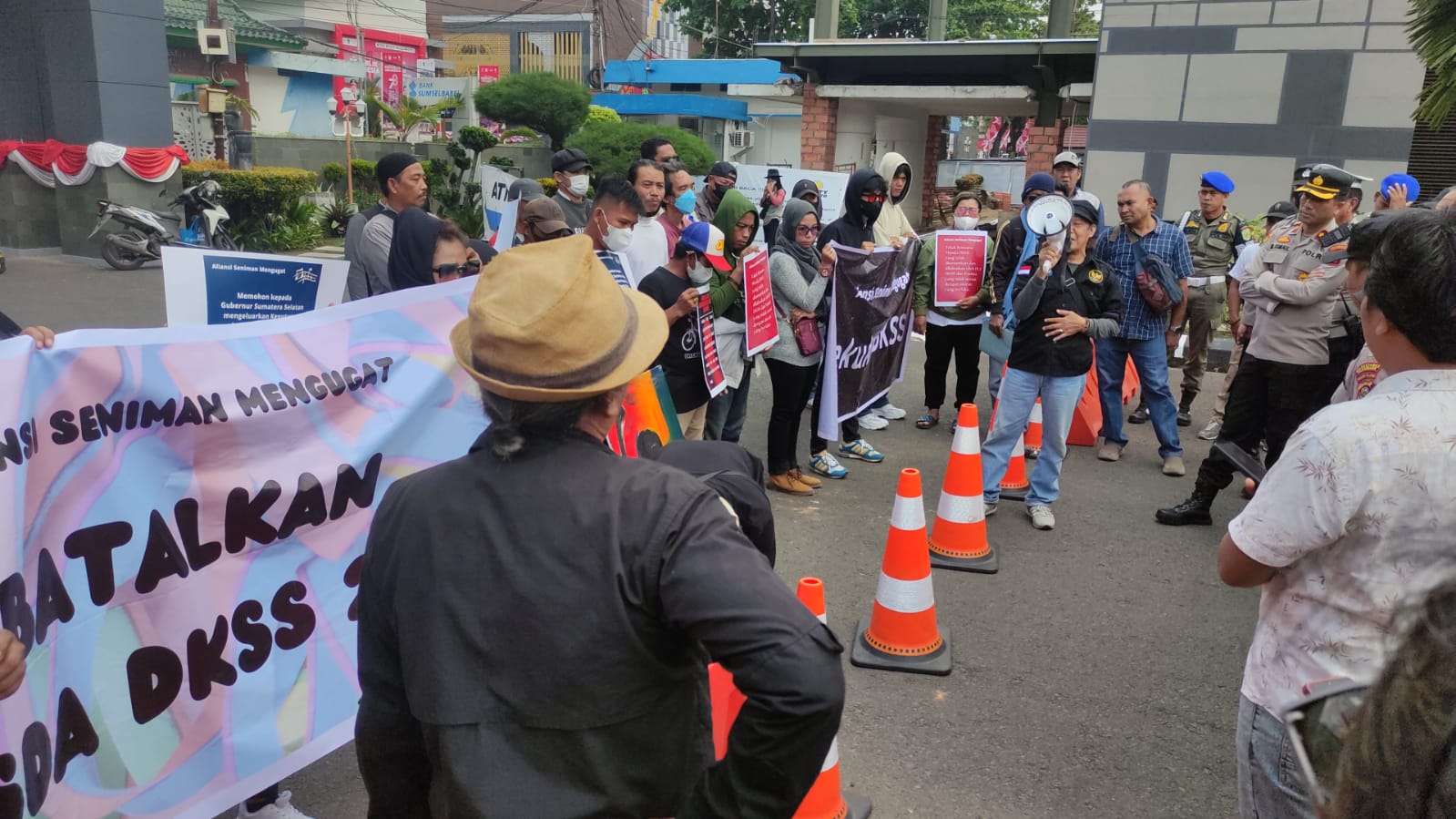 Puluhan massa dari Aliansi Seniman Menggugat (ASEM) melakukan aksi demonstrasi di Kantor Gubernur Sumatera Selatan (Sumsel), Selasa (29/8) pagi.