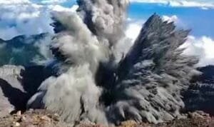 Tangkapan layar  kawah merapi Dempo erupsi