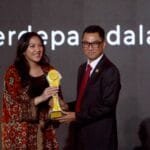 Direktur Utama PLN Darmawan Prasodjo (kanan) menerima penghargaan Detikcom Awards 2023 yang diserahkan oleh Staf Khusus Presiden RI sekaligus CEO Trans Digital Lifestyle Group, Putri Tanjung (kiri), pada Kamis (21/9), di Jakarta