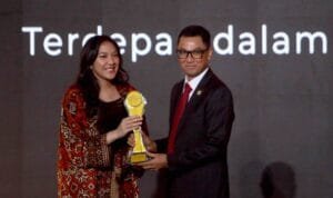 Direktur Utama PLN Darmawan Prasodjo (kanan) menerima penghargaan Detikcom Awards 2023 yang diserahkan oleh Staf Khusus Presiden RI sekaligus CEO Trans Digital Lifestyle Group, Putri Tanjung (kiri), pada Kamis (21/9), di Jakarta