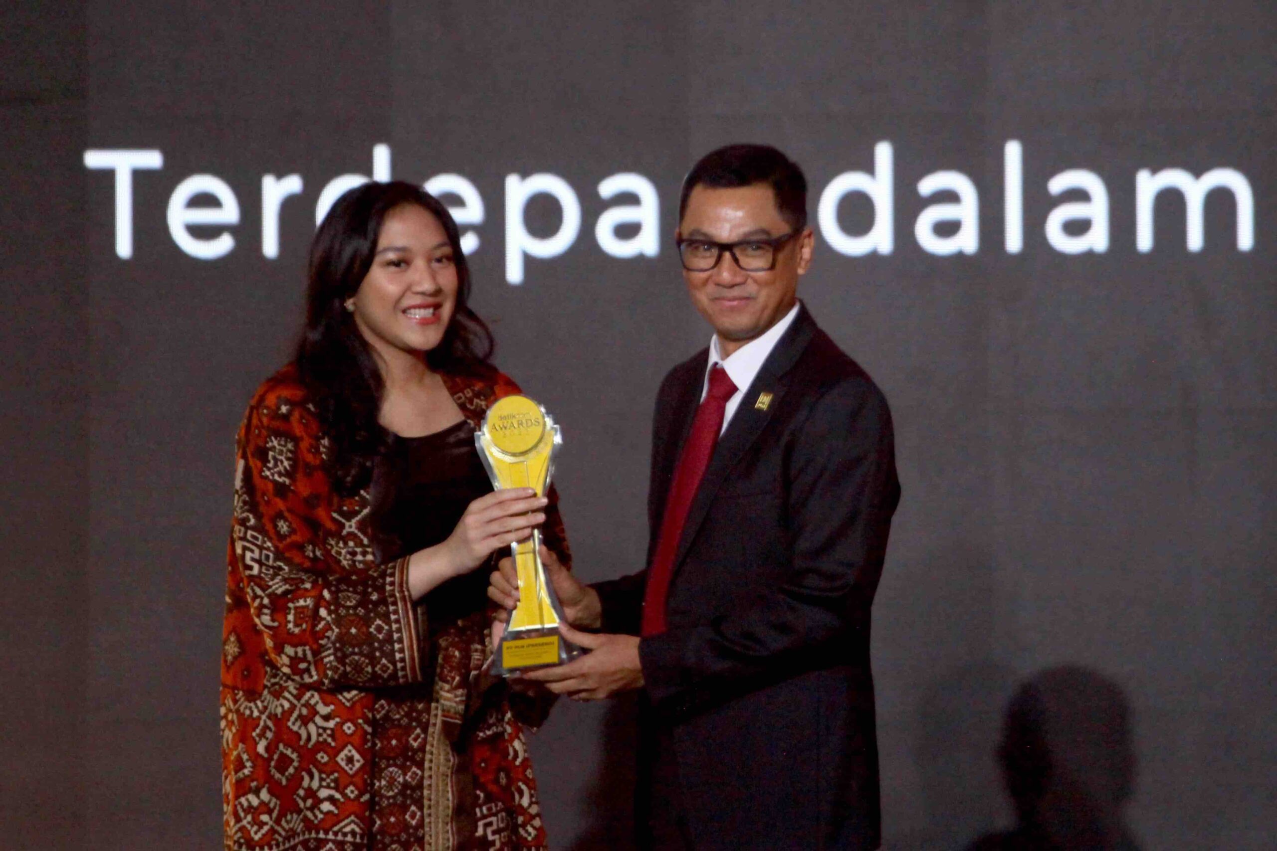 Direktur Utama PLN Darmawan Prasodjo (kanan) menerima penghargaan Detikcom Awards 2023 yang diserahkan oleh Staf Khusus Presiden RI sekaligus CEO Trans Digital Lifestyle Group, Putri Tanjung (kiri), pada Kamis (21/9), di Jakarta