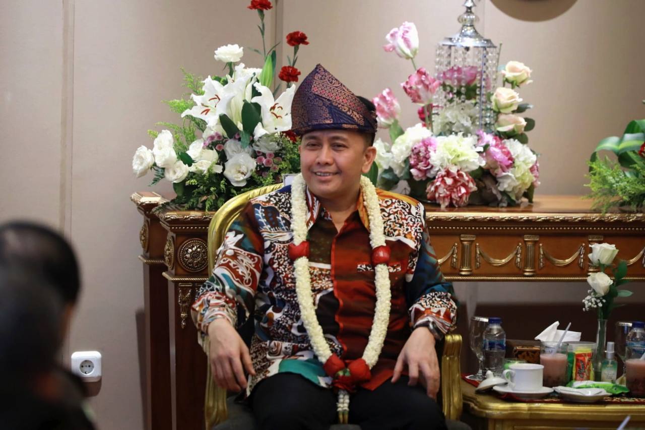 Penjabat (Pj) Gubernur Sumatera Selatan Agus Fatoni, begitu landing di Bandara Internasional Sultan Mahmud Badaruddin II Palembang