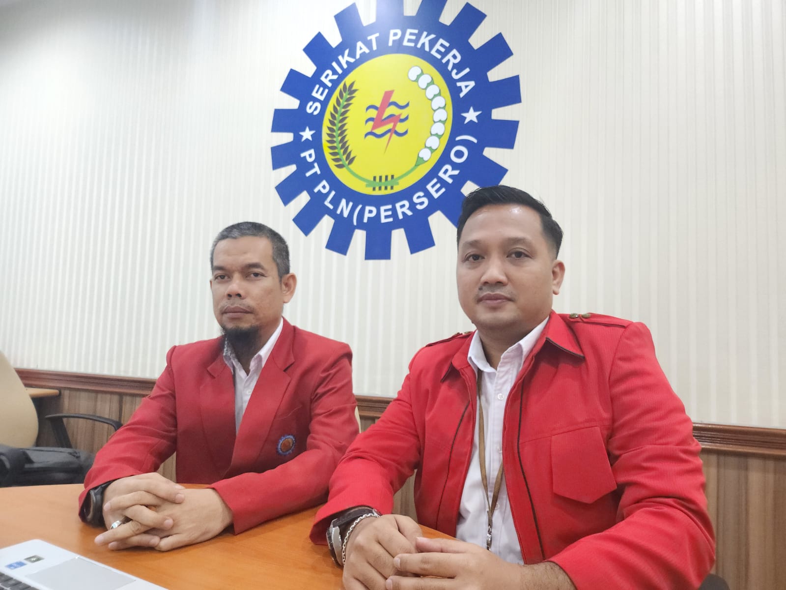 Sekretaris DPD SP PLN UID S2JB, Iman Aswilton (kiri) didampingi Ketua DPC SP PLN UP3 Palembang, Rangga Zumartha (kanan)