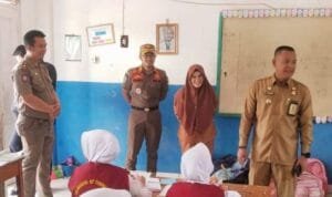 Penjabat Bupati Empat Lawang Fauzan Khoiri Denin melakukan kunjungan ke beberapa sekolah di Kecamatan Tebing Tinggi Penjabat Bupati Empat Lawang Fauzan Khoiri Denin melakukan kunjungan ke beberapa sekolah di Kecamatan Tebing Tinggi