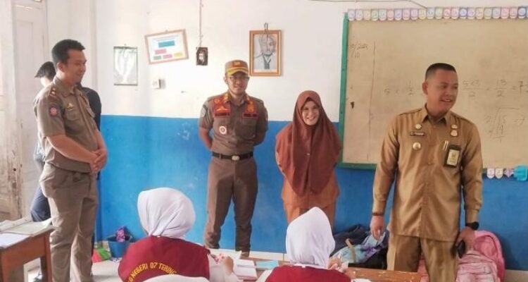 Penjabat Bupati Empat Lawang Fauzan Khoiri Denin melakukan kunjungan ke beberapa sekolah di Kecamatan Tebing Tinggi