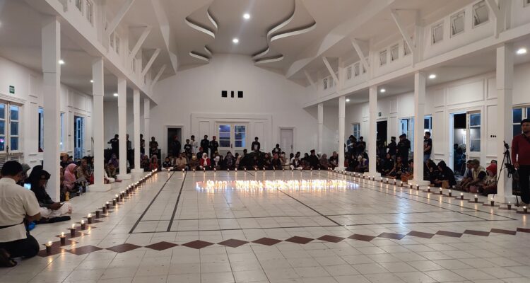 Malam 1000 lilin menutip rangkaian peringatan Pertempuran 5 Hari 5 Malam di Kota Palembang, Jumat (5/1) malam di Gedung Kesenian Palembang
