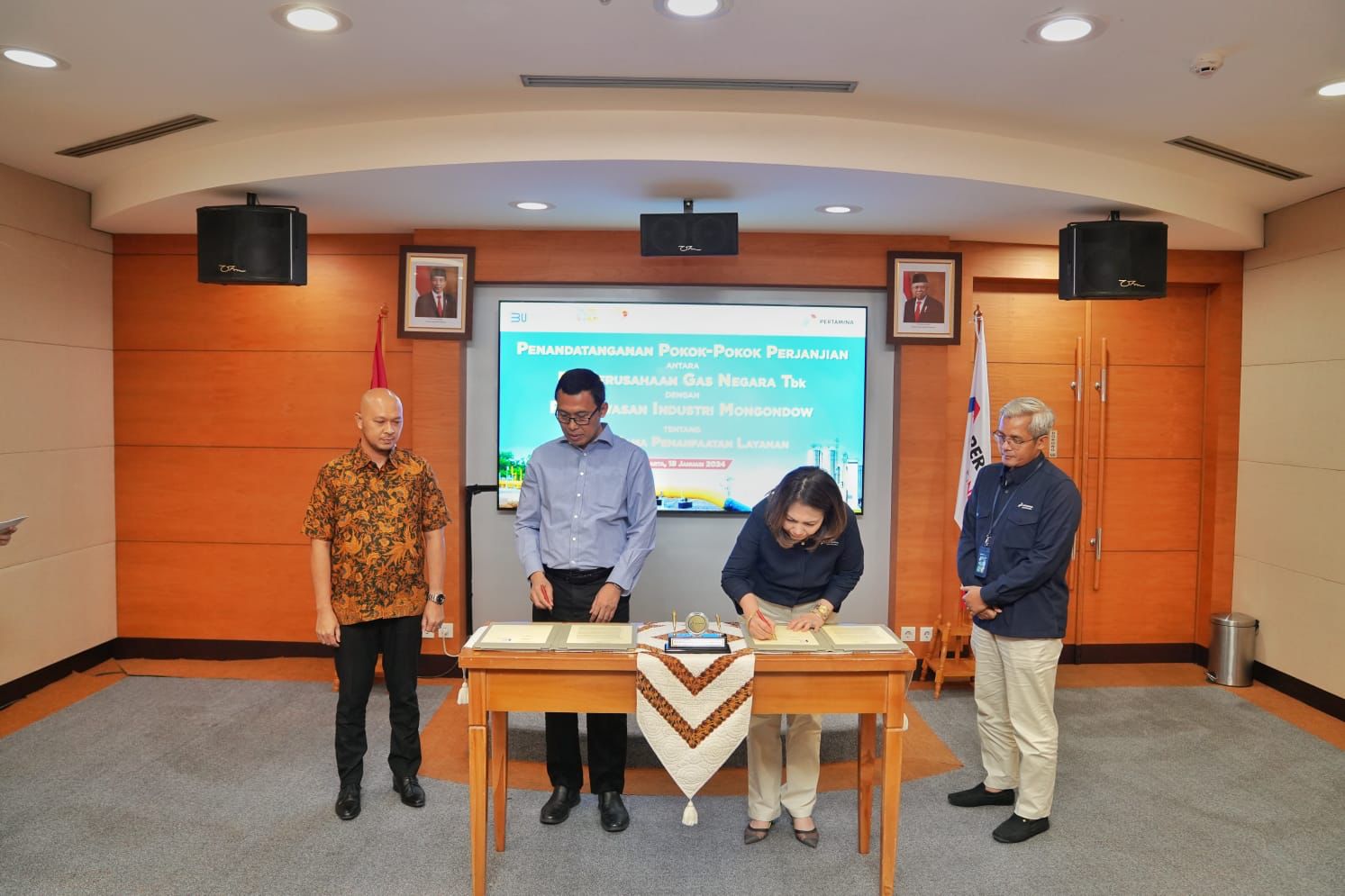 Direktur Sales dan Operasi PGN Ratih Esti Prihatini saat penandatanganan pokok-pokok kerjasama dengan Kimong di Kantor PGN Pusat, Kamis (18/1/2024)