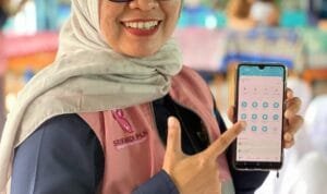 Srikandi PLN, Adhe Maydha saat melakukan Sosialisasi Aplikasi PLN Mobile sebagai Solusi Berbagai Urusan Kelistrikan Srikandi PLN, Adhe Maydha saat melakukan Sosialisasi Aplikasi PLN Mobile sebagai Solusi Berbagai Urusan Kelistrikan